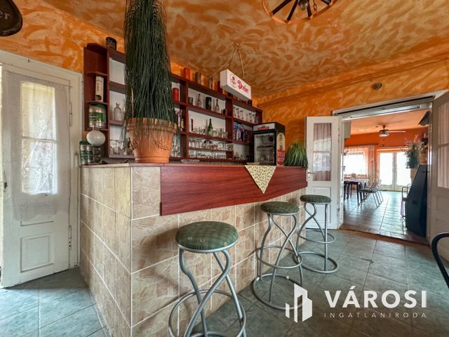 Főútvonal mellett, vállalkozásra alkalmas családi ház eladó!