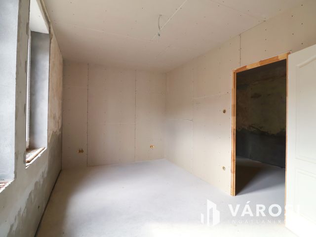 Eladó belvárosi téglalakás