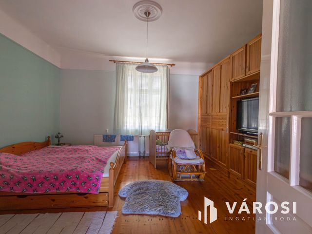 Nagy családi ház Soltvadkert belvárosában