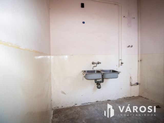 Belvárosi épület melléképülettel és garázsokkal