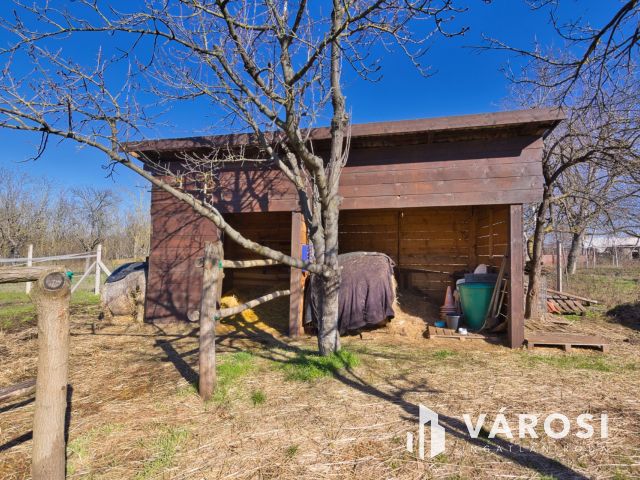 1450 m2-es telek karámmal, ló box-szal, kisházzal eladó