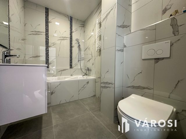 Arany János úton 1. emeleti, frissen felújított lakás eladó!