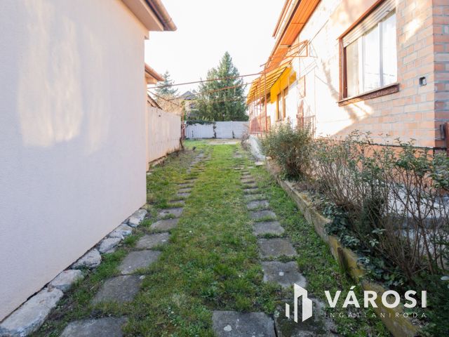 Napfényes családi ház, jó szerkezettel, a Várhoz közel