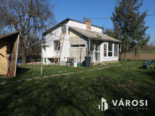 Deszki téliesített, lakható zártkert eladó.