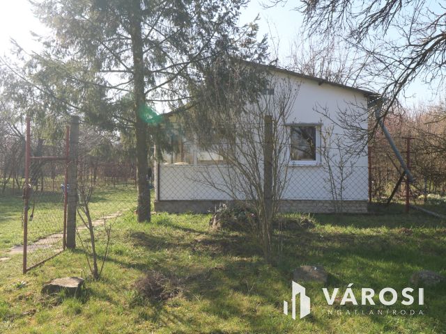 Deszki téliesített, lakható zártkert eladó.