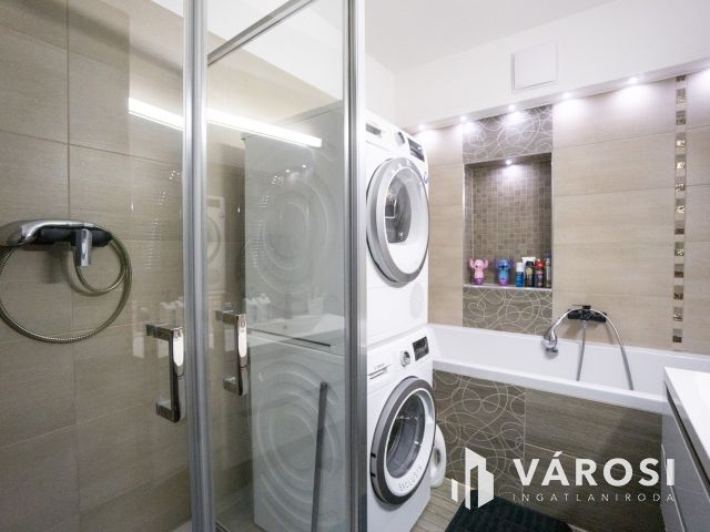 Nádorvárosban erkélyes nagy lakás, garázs lehetőséggel!