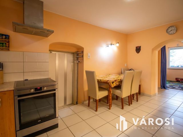 Felújított 5 szobás családi ház Dinnyésen