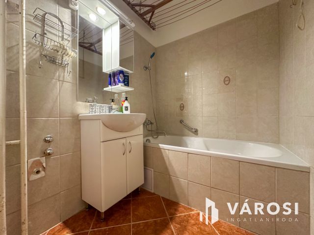 Pécskő úton 1+2 félszobás, erkélyes lakás eladó!