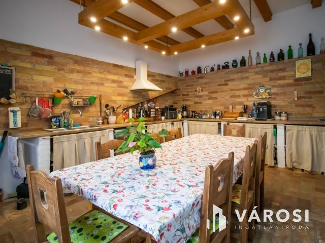 Két lakrészes 5 szobás házrész, saját kertrésszel