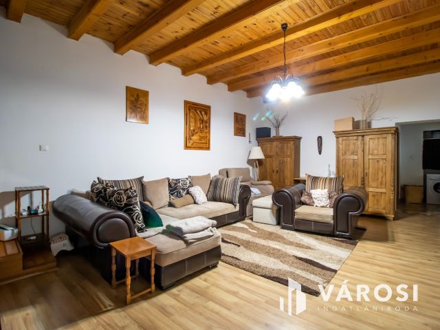 Két lakrészes 5 szobás házrész, saját kertrésszel