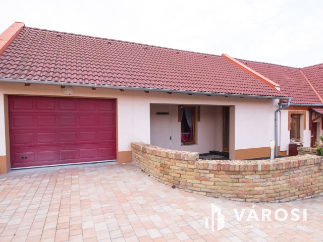 Csanaki családi ház eladó- kiváló adottságú telekkel