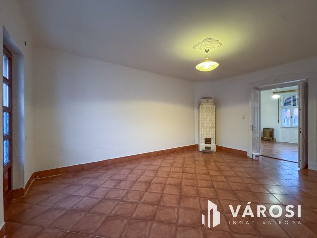 Kiadó tágas, földszinti lakás a belvárosban