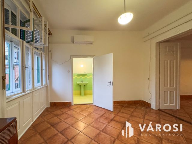 Kiadó tágas, földszinti lakás a belvárosban