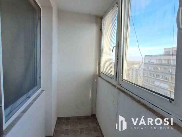 Egyetemközeli 3 szobás panel lakás eladó