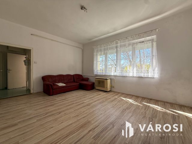 Meredek úton 2 szobás, erkélyes lakás eladó!