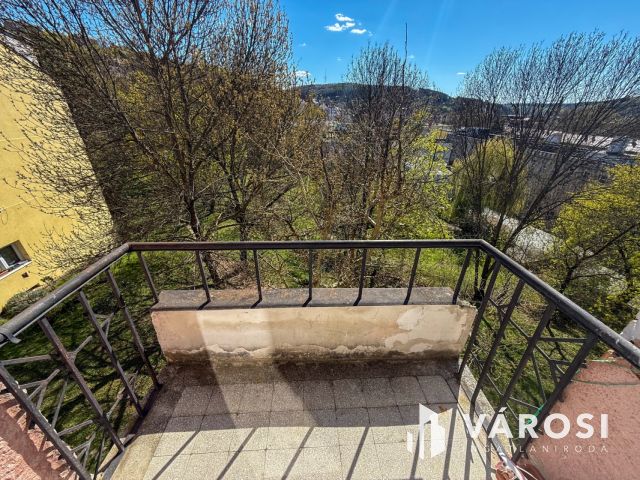 Meredek úton 2 szobás, erkélyes lakás eladó!