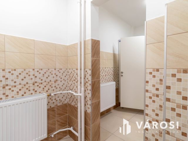 48 m2-es, két helyiséges, teakonyhás, 2.emeleti iroda