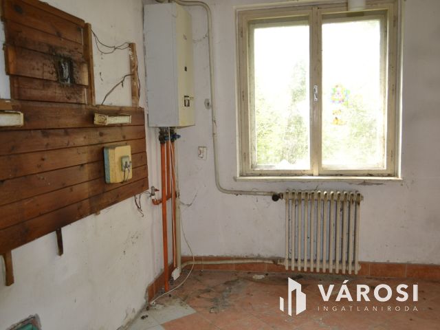 Balatonkenesén jó szerkezetű, felújításra szoruló ház eladó!