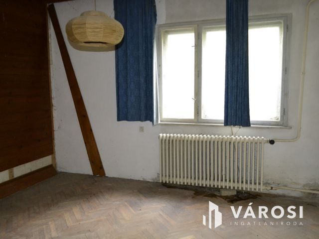 Balatonkenesén jó szerkezetű, felújításra szoruló ház eladó!