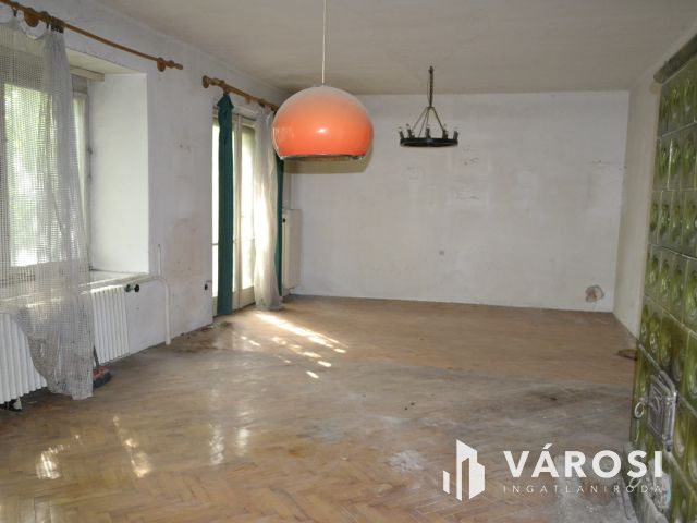 Balatonkenesén jó szerkezetű, felújításra szoruló ház eladó!