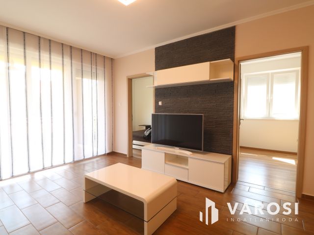 Családias lakóparkban 1. emelti lakás eladó.