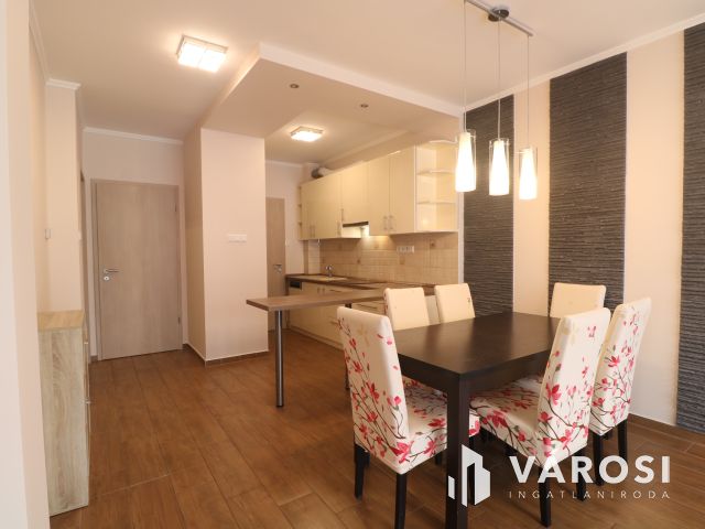 Családias lakóparkban 1. emelti lakás eladó.