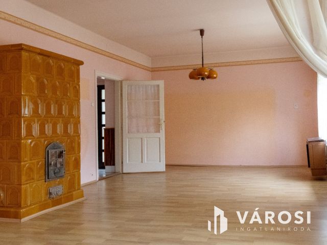 Jó állapotú "kádárkocka" önálló telken, a Kórház közelében