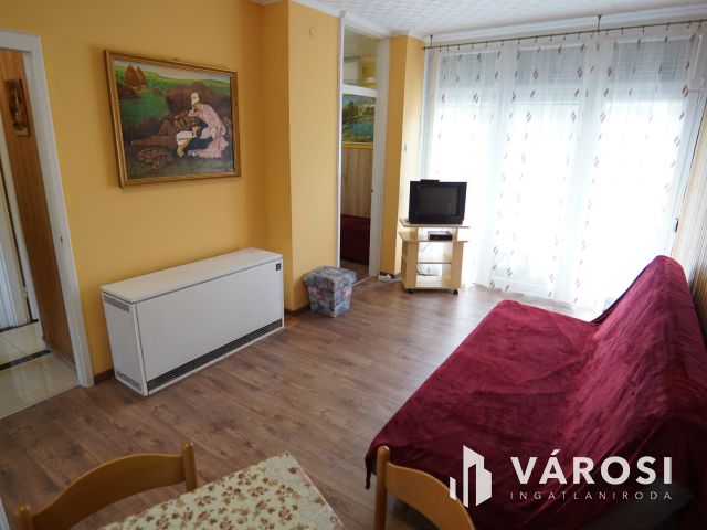 Zalakaroson kis lakás, közvetlen a Fürdő szomszédságában!