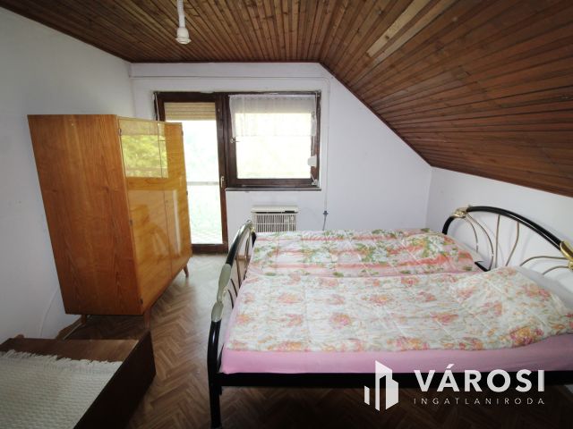 Kétszintes ház a Várfürdő közelében.