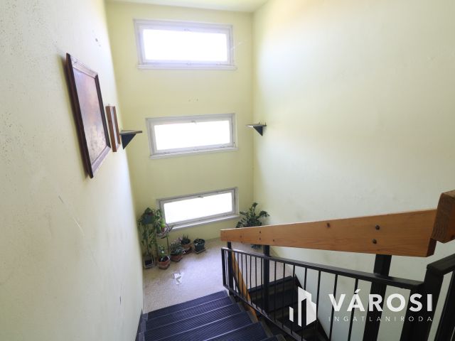 Algyői panel lakás, közel a fürdőhöz.