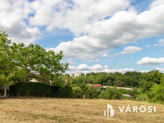 Panorámás építési telek Bajnán eladó