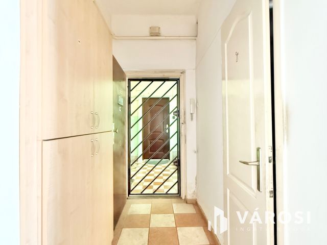 Erkélyes, 1. emeleti garzonlakás (30m²) M3 metróvonalon