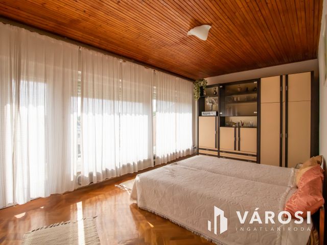 Jó állapotú nappali + 3 szobás családi ház Magyaralmáson