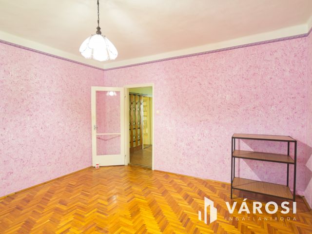 140 m2-es, felújítandó családi ház eladó