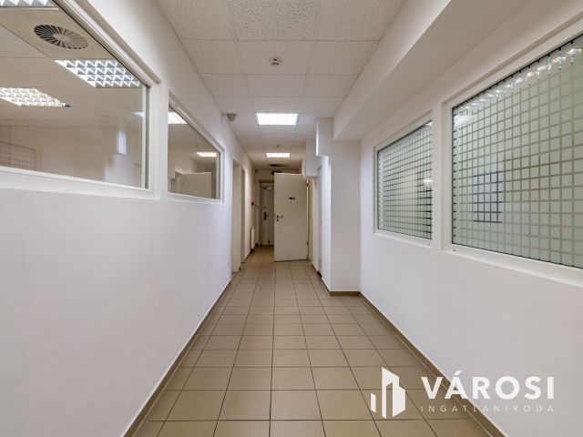 Kiadó utcai bejáratos iroda a Fűvészkertnél