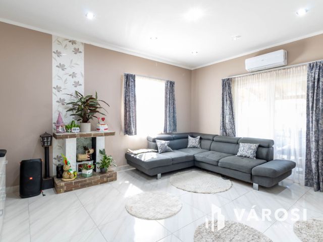 Tágas családi otthon átgondolt elrendezéssel Balatonbozsokon
