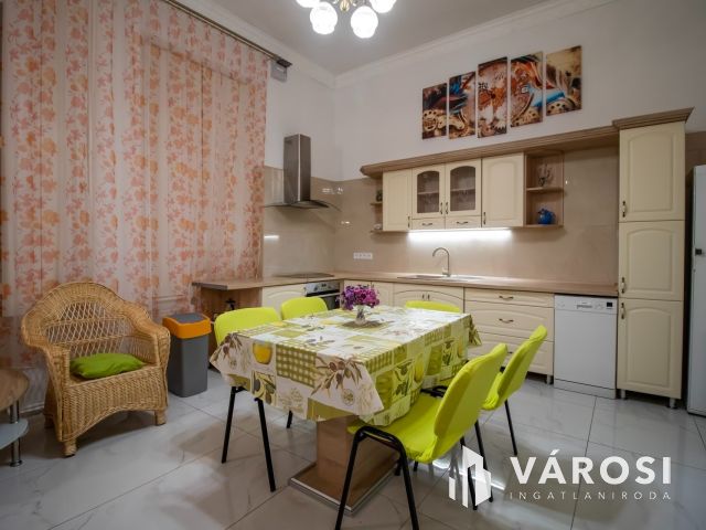 Kiadó belvárosi 3 szoba nappalis nagylakás