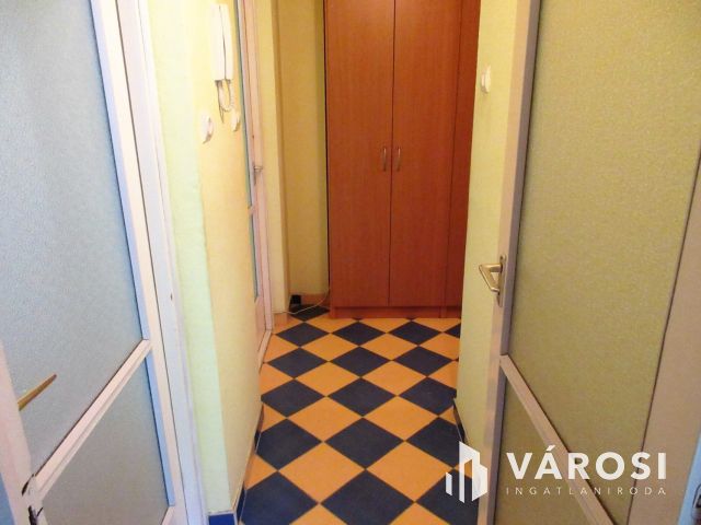 Erkélyes panel lakás a városközpontban