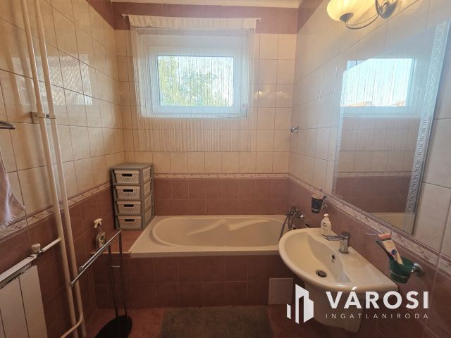 170 m²-es városi villa saját parkkal – a Károlyi telepen