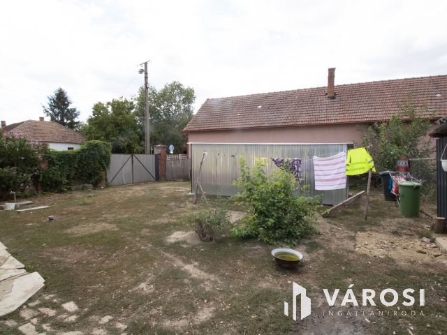 Sarkadon központhoz közeli családi ház eladó